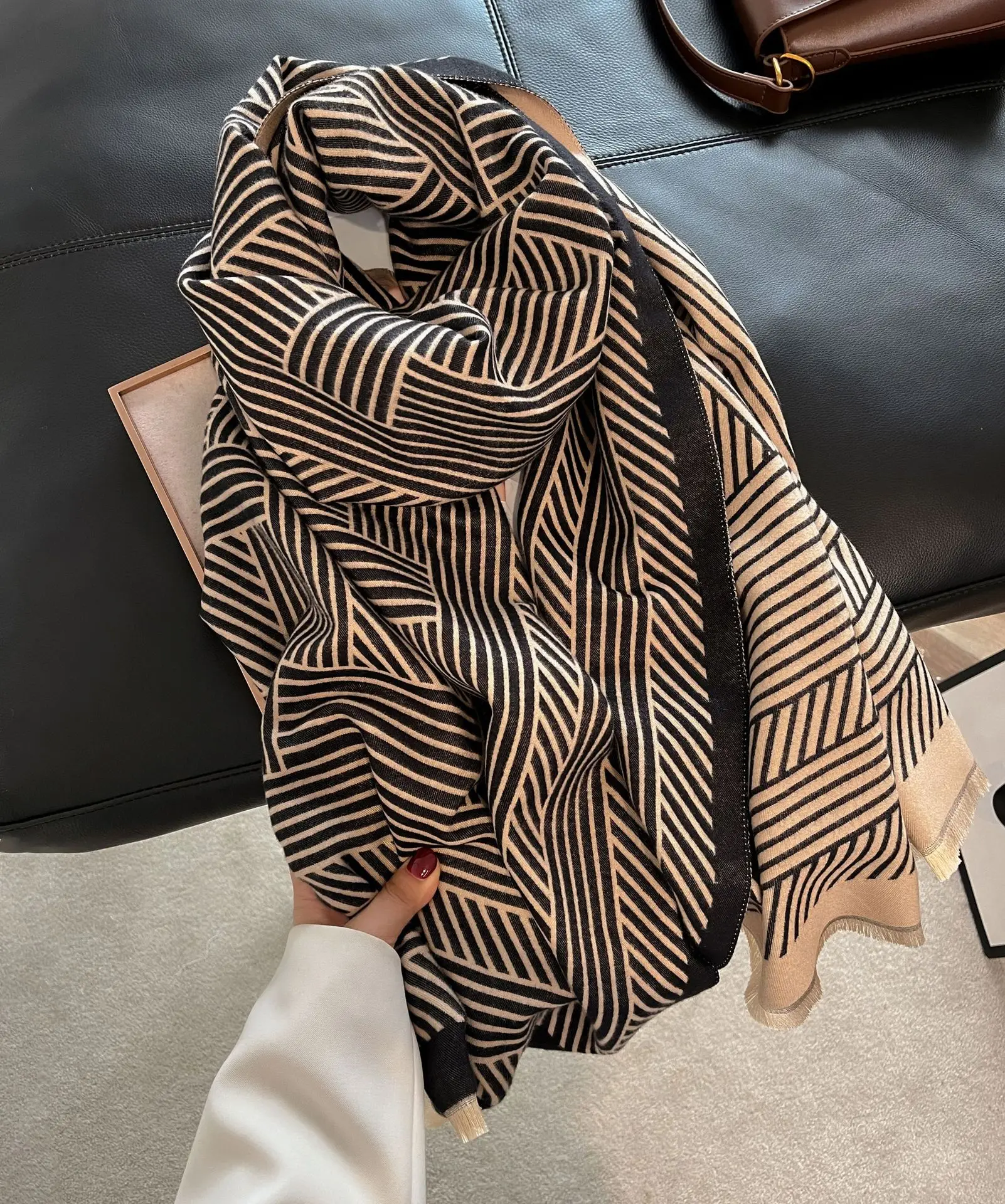 Newest Arrival 2023 Autumn Warm Soft Cashmere Feelings Pashmina Shawls Fashion Shred Stripe Pattern Winter Cashmere Scarf Women