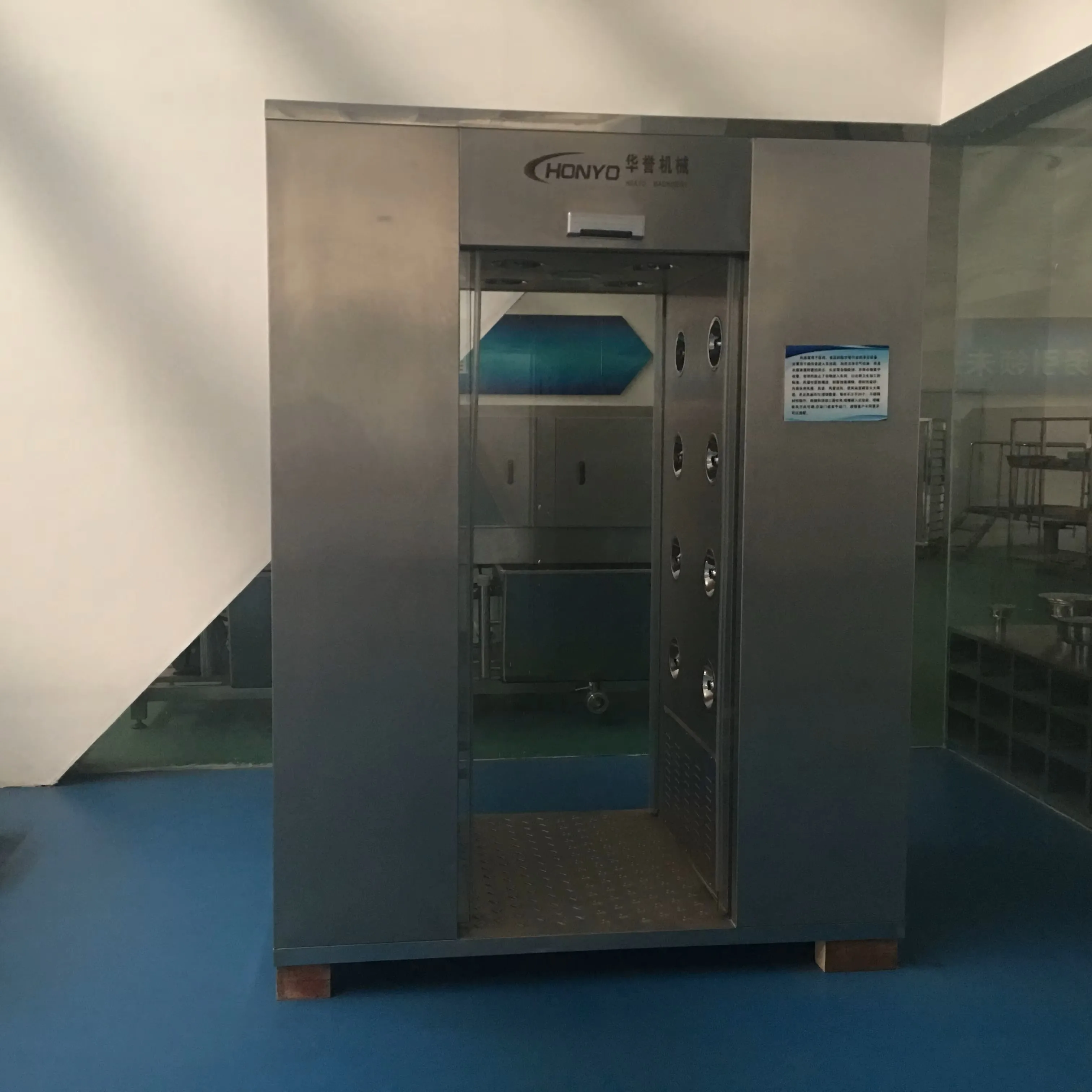 Clean room air shower tunnel for dust removal in laboratories, slaughterhouses and food industry