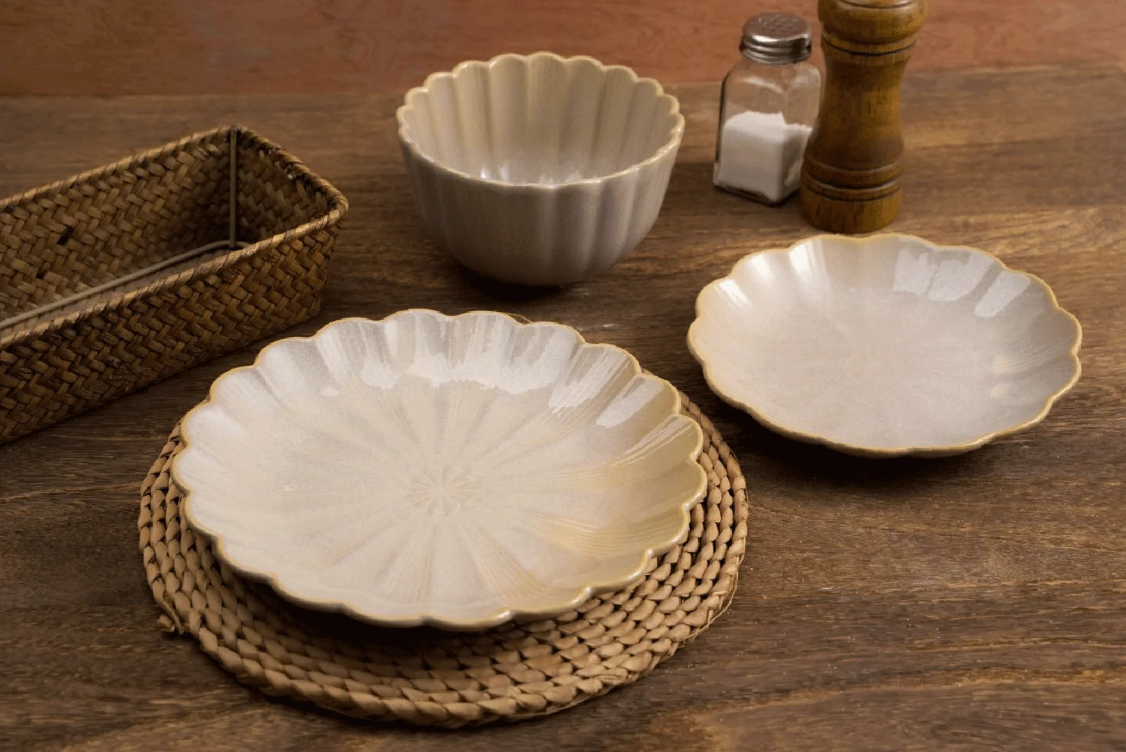 Custom Modern Japanese Ceramic Dinner Set Porcelain Plate Dish Noodles Bowl with Chrysanthemum Logo for Home Parties and Dining manufacture