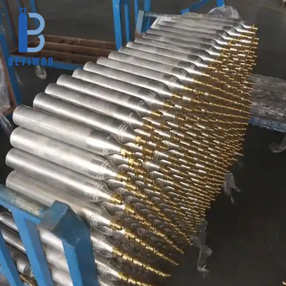 Przenośny wysokociśnieniowy cylinder CO2 o pojemności 0,6 l i masie 425 g, wielokrotnego użytku, wykonany z srebrzystego aluminium, przeznaczony do domowego rozdzielacza wody sodowej