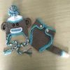 sombrero de mono azul con pantalón
