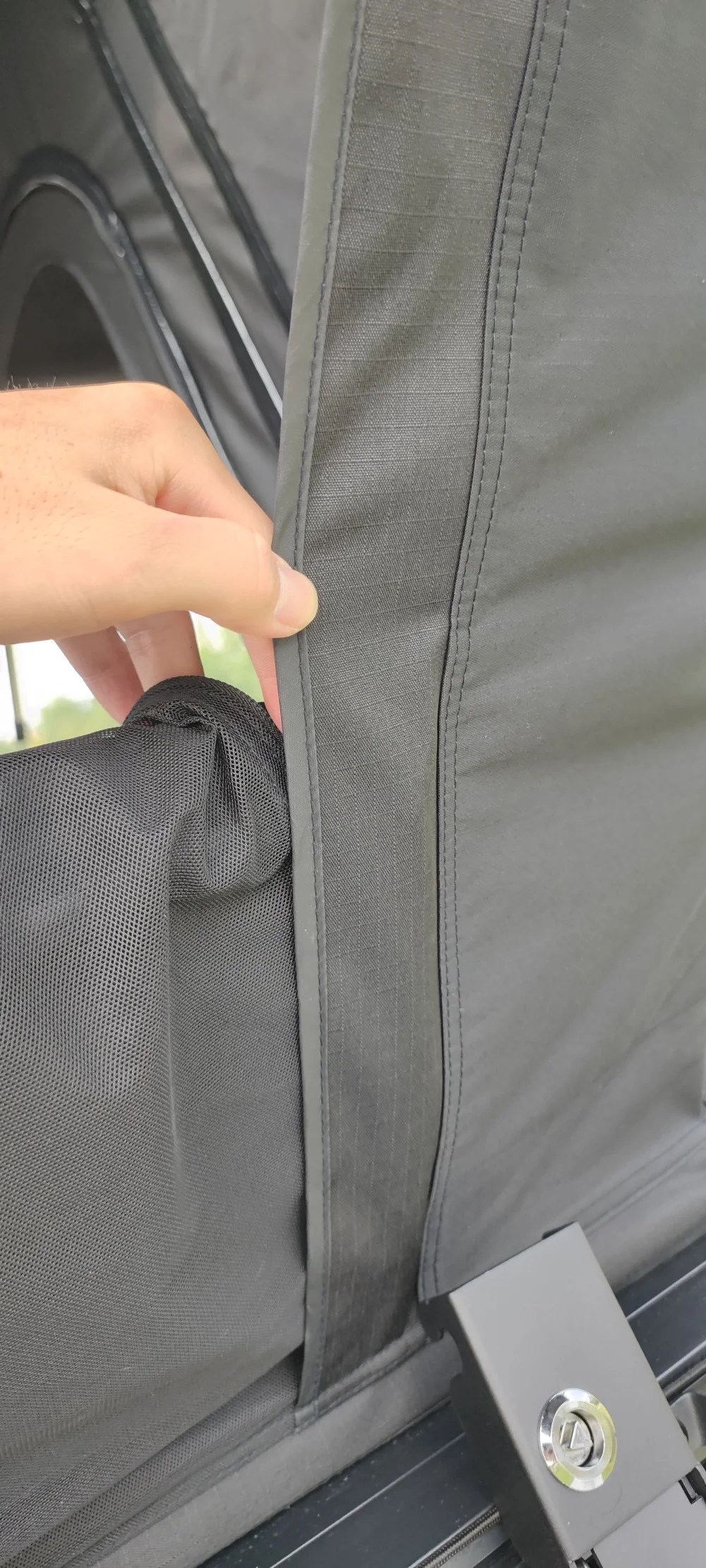 Outdoor Storage 2-3 Person Hard Shell Roof Top Tent with 420D Oxford Fabric and X Hinge Design