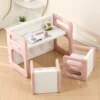 Un tavolo rosa e 2 sedie