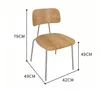 Silla con respaldo curvo color madera