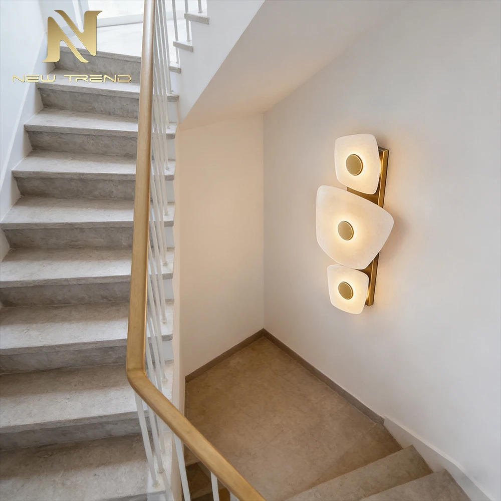 Applique murale organique moderne CPL-479 en albâtre – Lampe de luxe en laiton brossé avec pierre naturelle pour chambre de villa