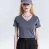Cuello en V gris oscuro