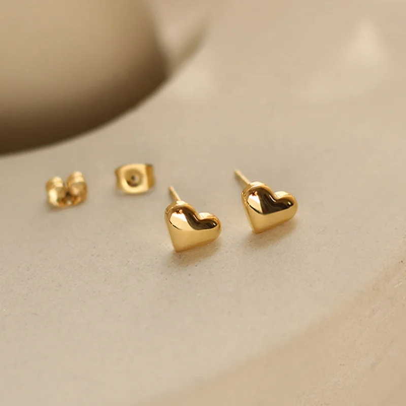 Orecchini con ciondolo a cuore, orecchini in cristallo di zaffiro per donna, orecchini a forma di cuore Huggie, regalo per fidanzata, orecchini blu, delicati, piccoli cuori - Italia