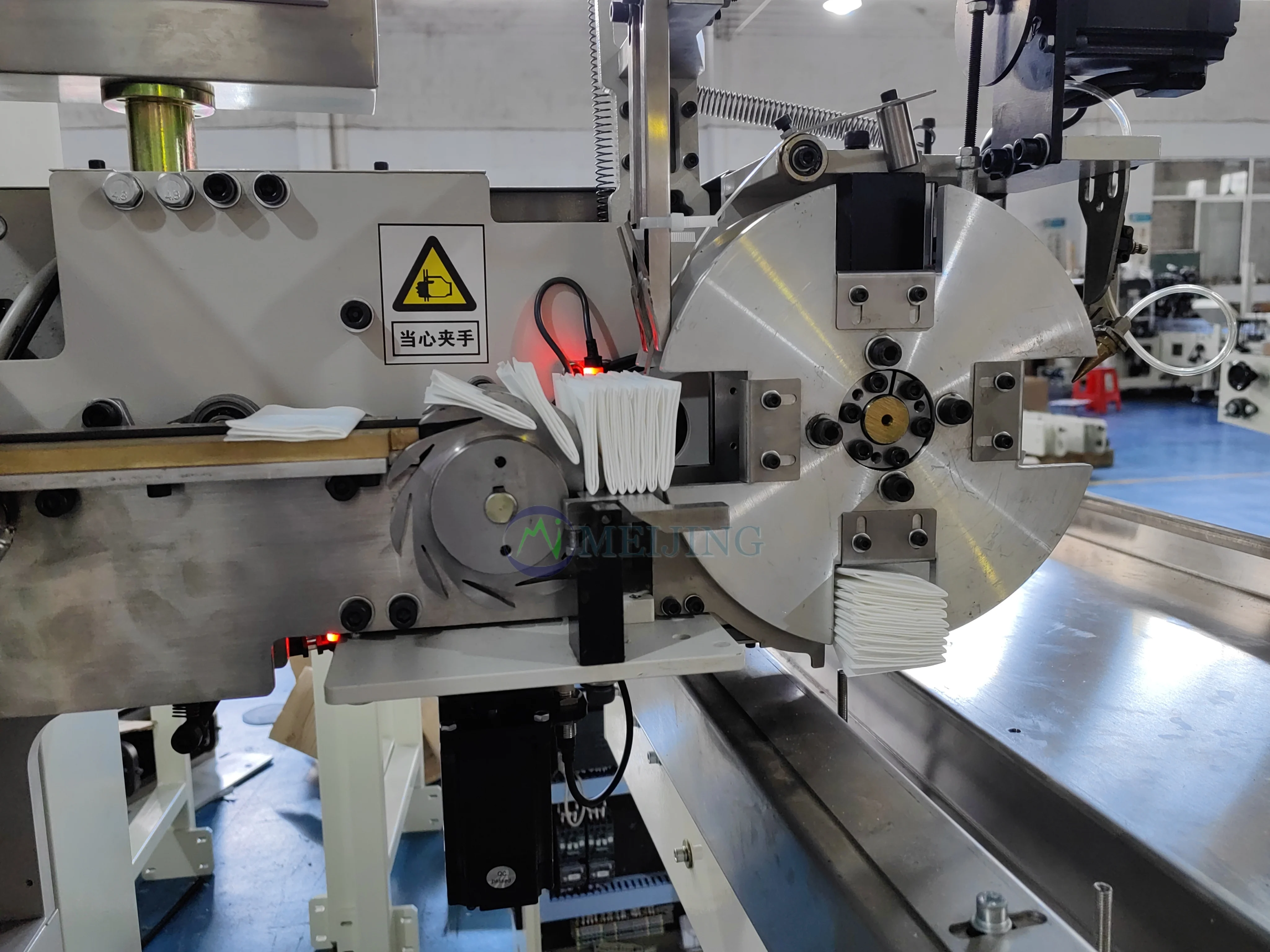 Standard Type Handkerchief Making Machine 500-600 Sheets/Min Pocket Tissue Folding Price for Manufacturing Plant Restaurant Use