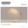 Poteau blanc, trois couleurs