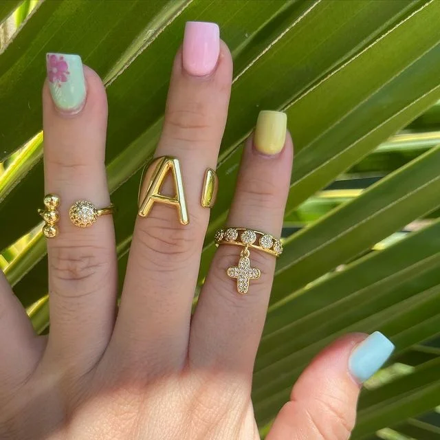 Mode Redimensionnable Anglais Lettre 26 Initiale A-Z Bagues Alphabet Lettre  Réglable Bague En Laiton pour Femmes hommes Bijoux De Charme