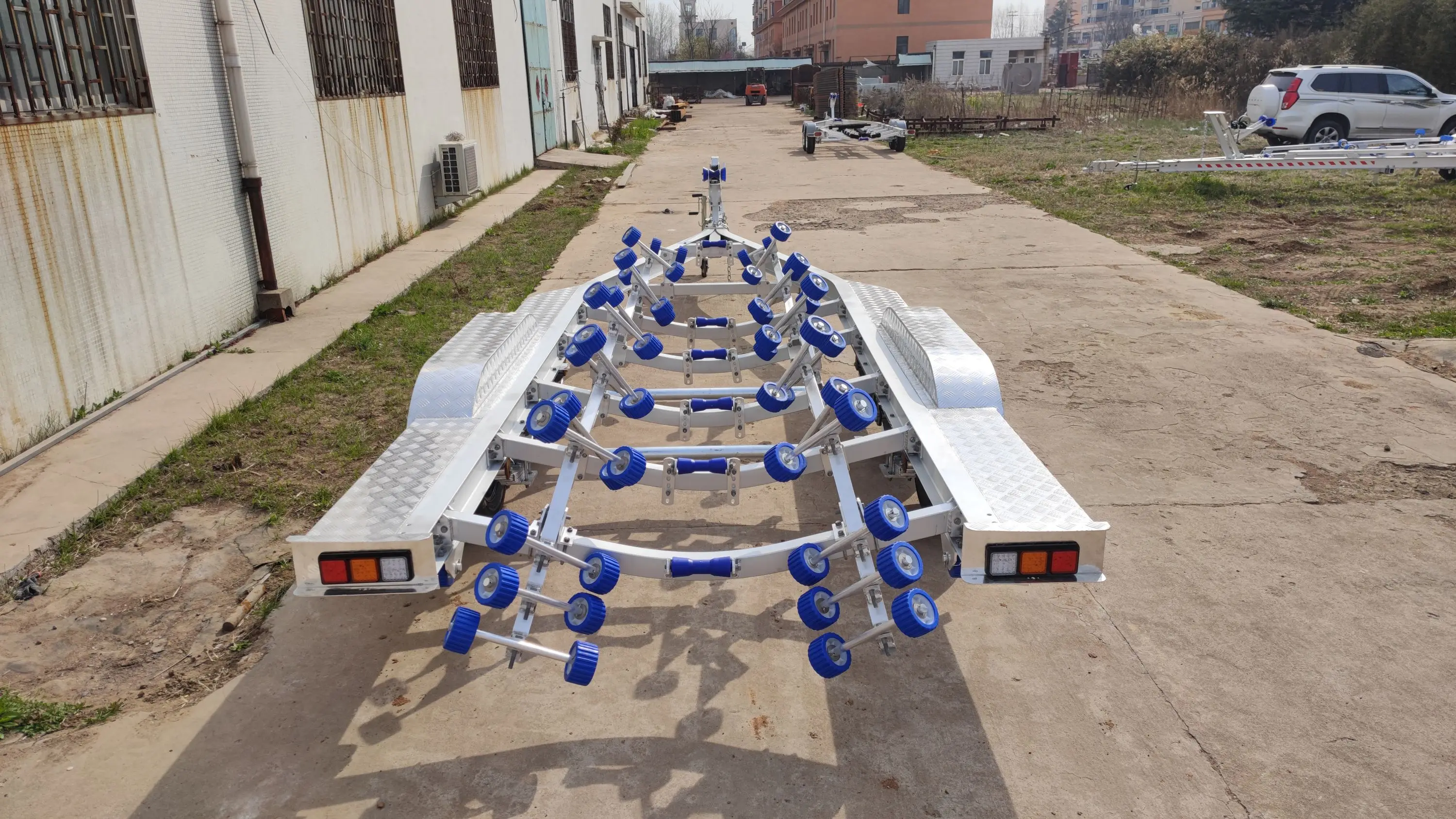 8-25m-tandem-axle-wobbly-rollers-aluminum-boat-trailer-loading-3400kg