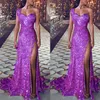Abito da ballo viola con paillettes su una spalla