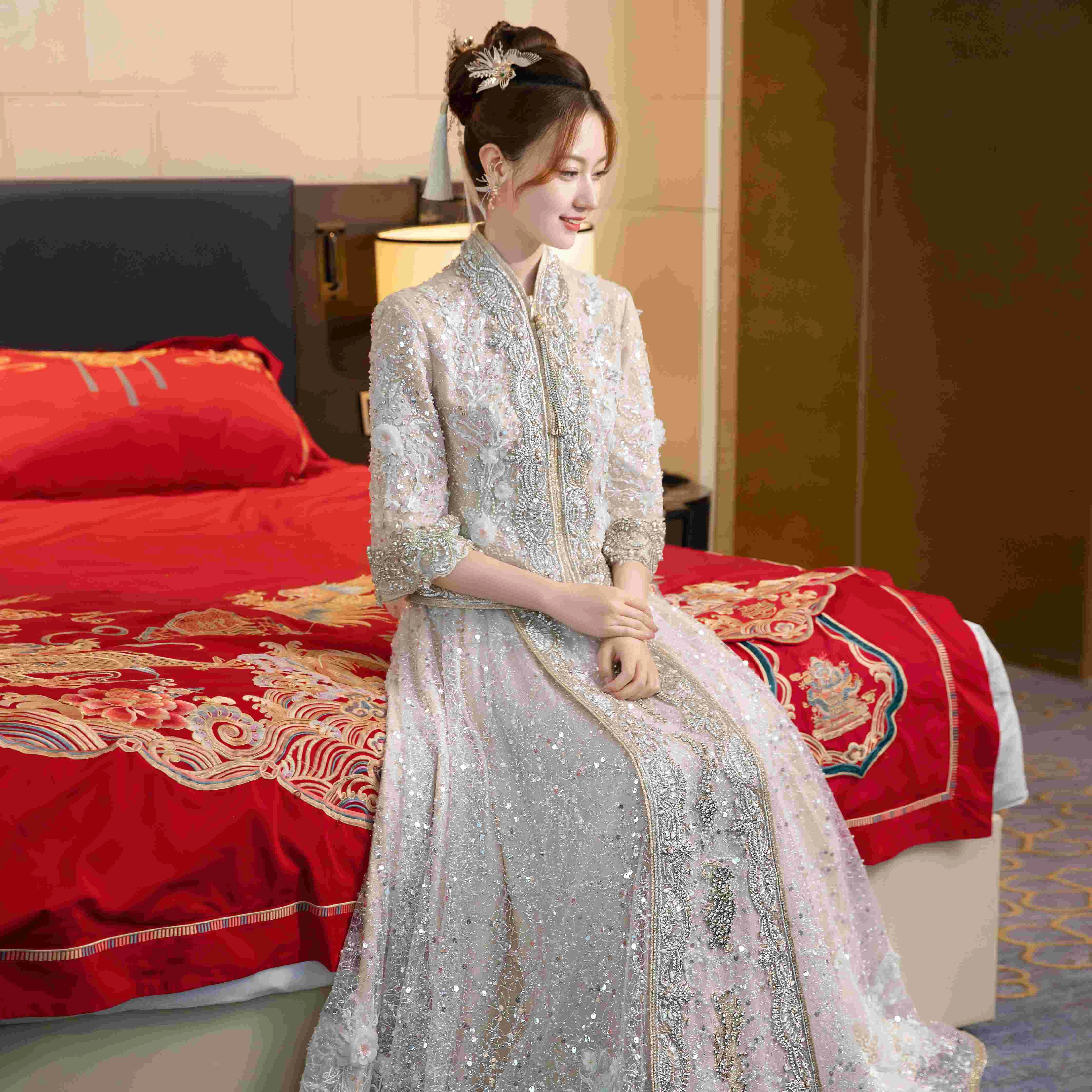 Good Selling Bride's Wedding Engagement Dress Xiuhe Clothing Chinese Long  Sleeved Wedding Dress with Bow Decoration on Waist