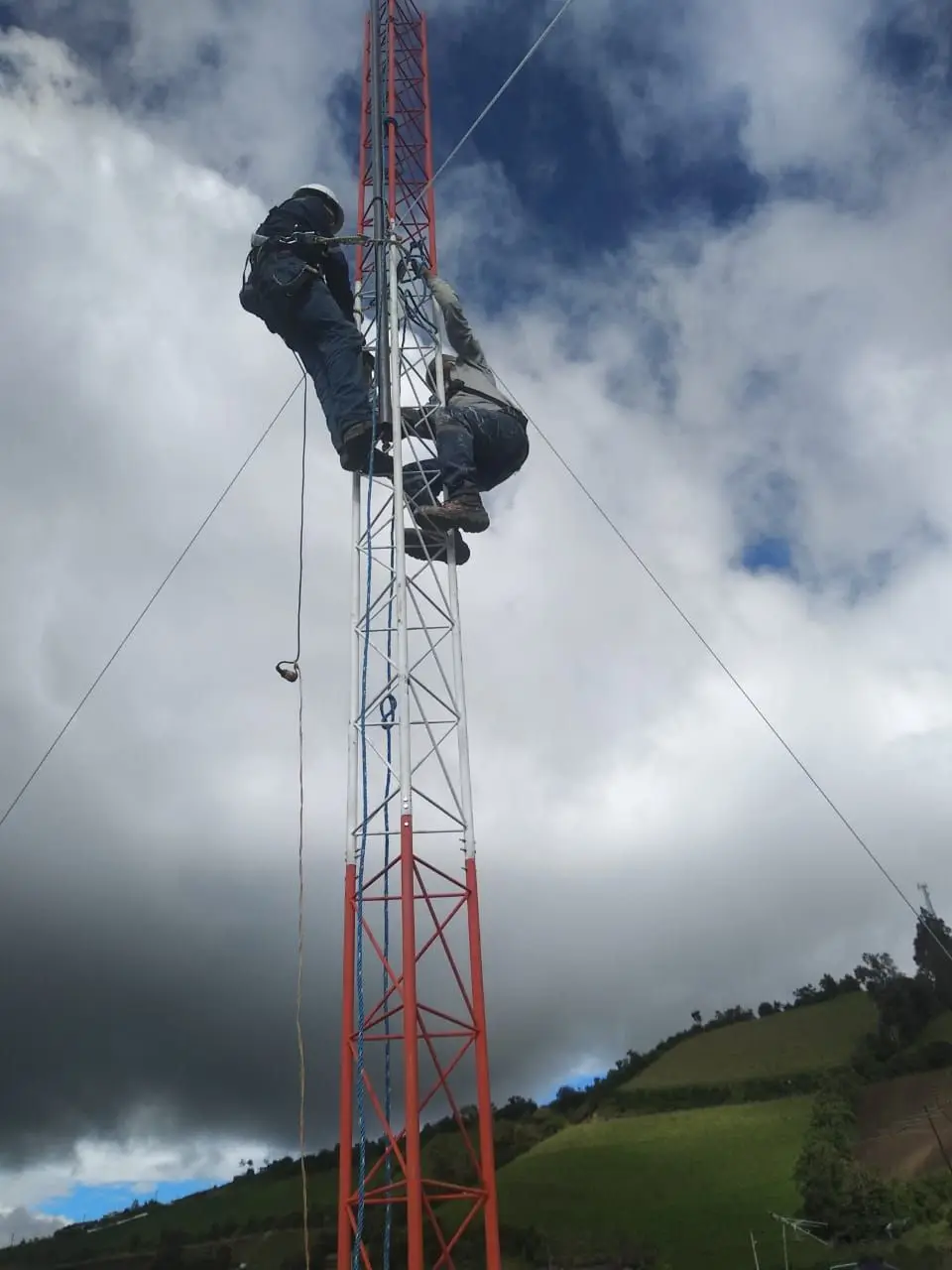 Customizable Guyed Telecom Tower Adjustable Height Steel Tower for Mobile & Radio Communication Galvanized Steel Material supplier