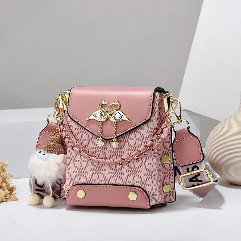 Luxury Women's Crossbody Handbag Fashionable Flip Cover Contrasting Color Waterproof Mobile Phone Bag Chains Trendy