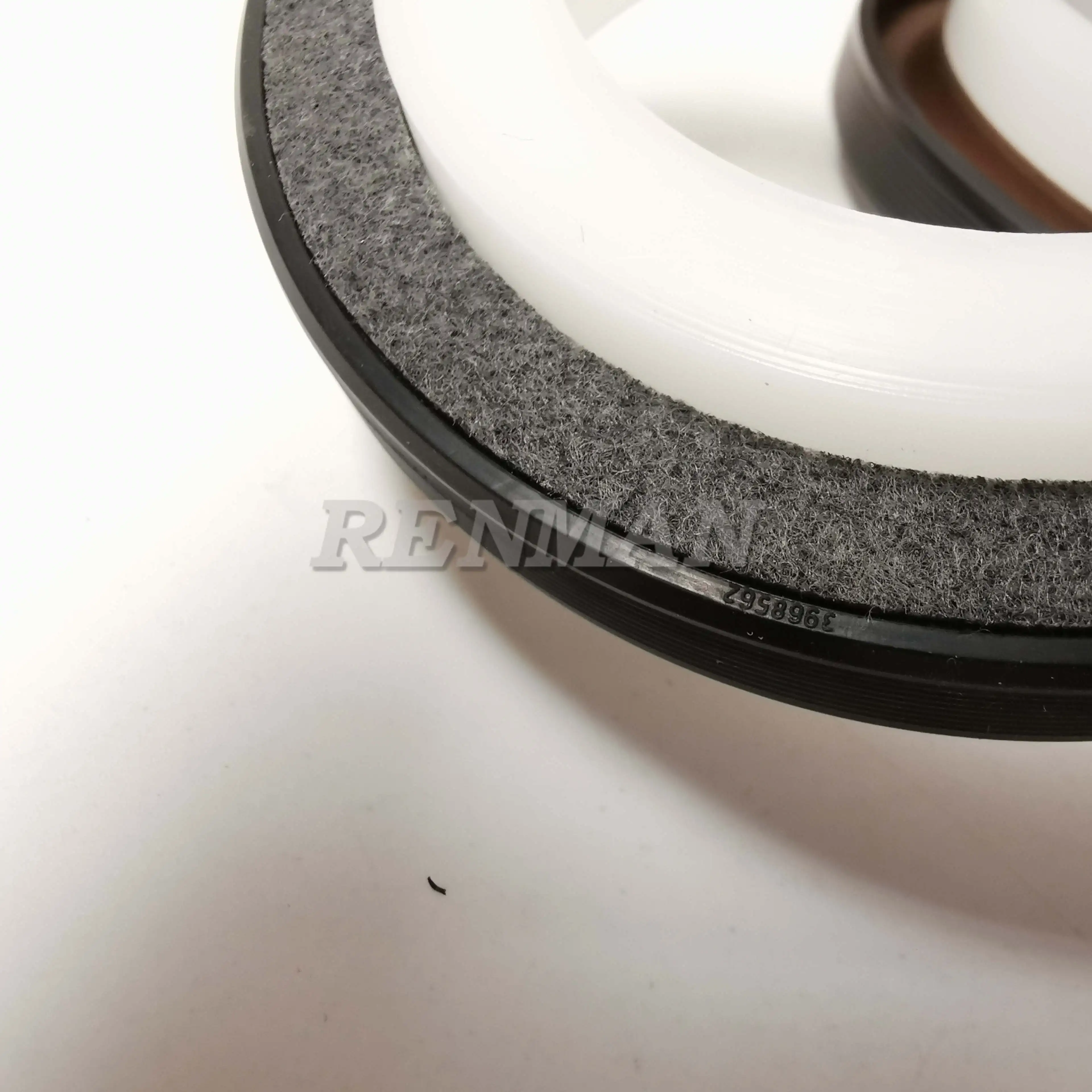 L375 6CT 6L ISLE Cummins Engine Parts Spare Parts Crankshaft Rear Oil Seal 3968562