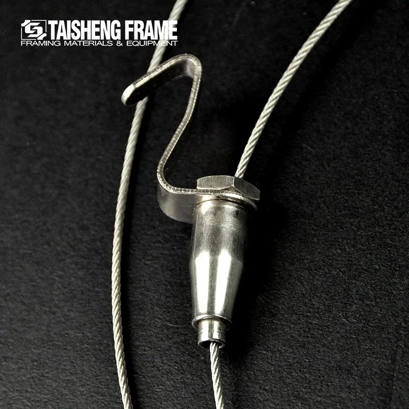 Металлический шнур с регулируемыми крючками для подвешивания фоторамки