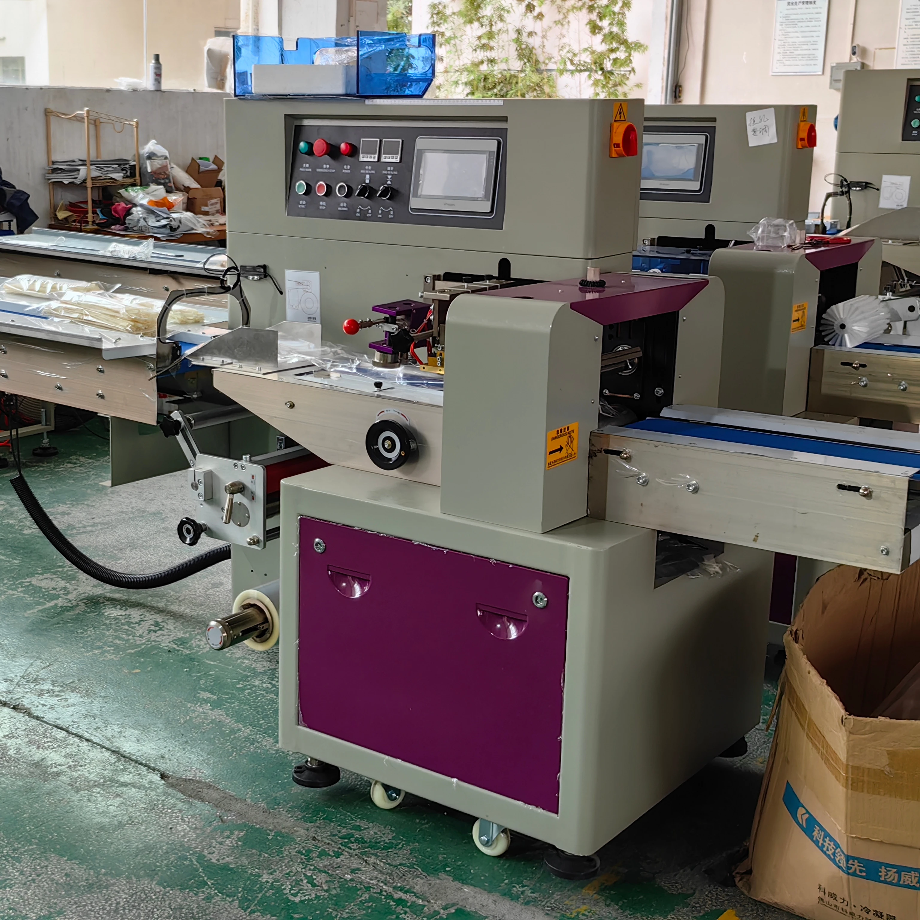 Машина для упаковки подушек автоматическая машина пиццы хлебный торт бисквитная