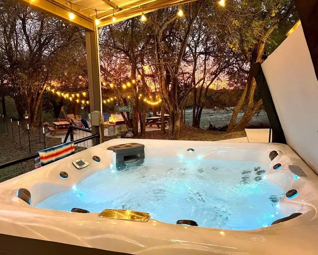 Freestanding Whirlpool Spa Hot Tub with 34 Jets and 6 Person Capacity for Hydrotherapy Massage