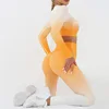 Manga larga naranja y blanca + pantalón.