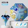 Funda impermeable negra con diseño de gatito espacial.