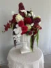 Centrotavola con fiori bianchi, verdi e bordeaux, 60 cm.