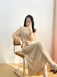 Light Blue Elegant Pleated Dress with Floral Decorations and Tie-up Long Skirt, Suitable for Daily Commuting and Casual Wear.