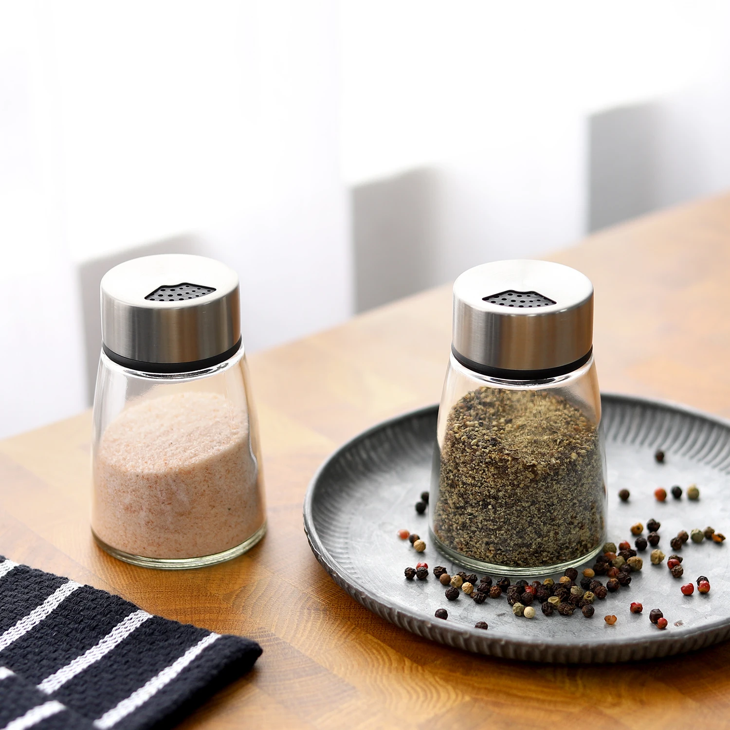 Kitchen Utensils Herb and Spice Tool Decorative Salt and Pepper Shaker Clear Large and Metal Lid Spice Shaker With Glass Bottle