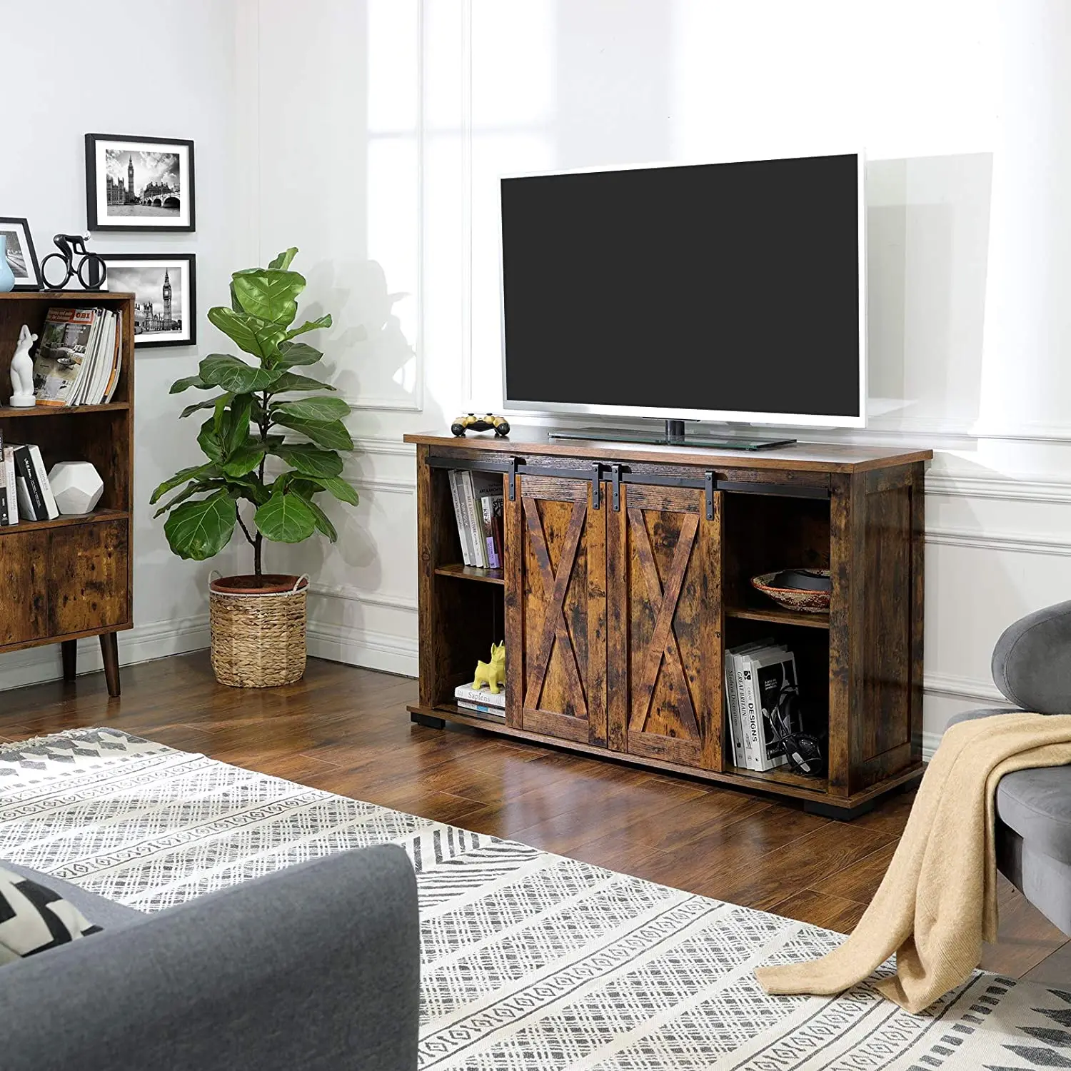 Farmhouse Supporto TV In Legno 65 Pollici Con Porte Scorrevoli E Ripiani Regolabili, Colore Nero Invecchiato - Mobile Console Per Soggiorno