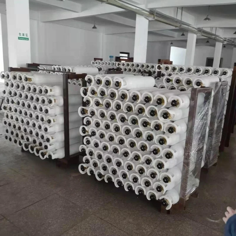Голубые и белые газовые баллоны 2 л с индивидуальной упаковкой