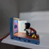 La scena della piccola porta di Caroline si illumina