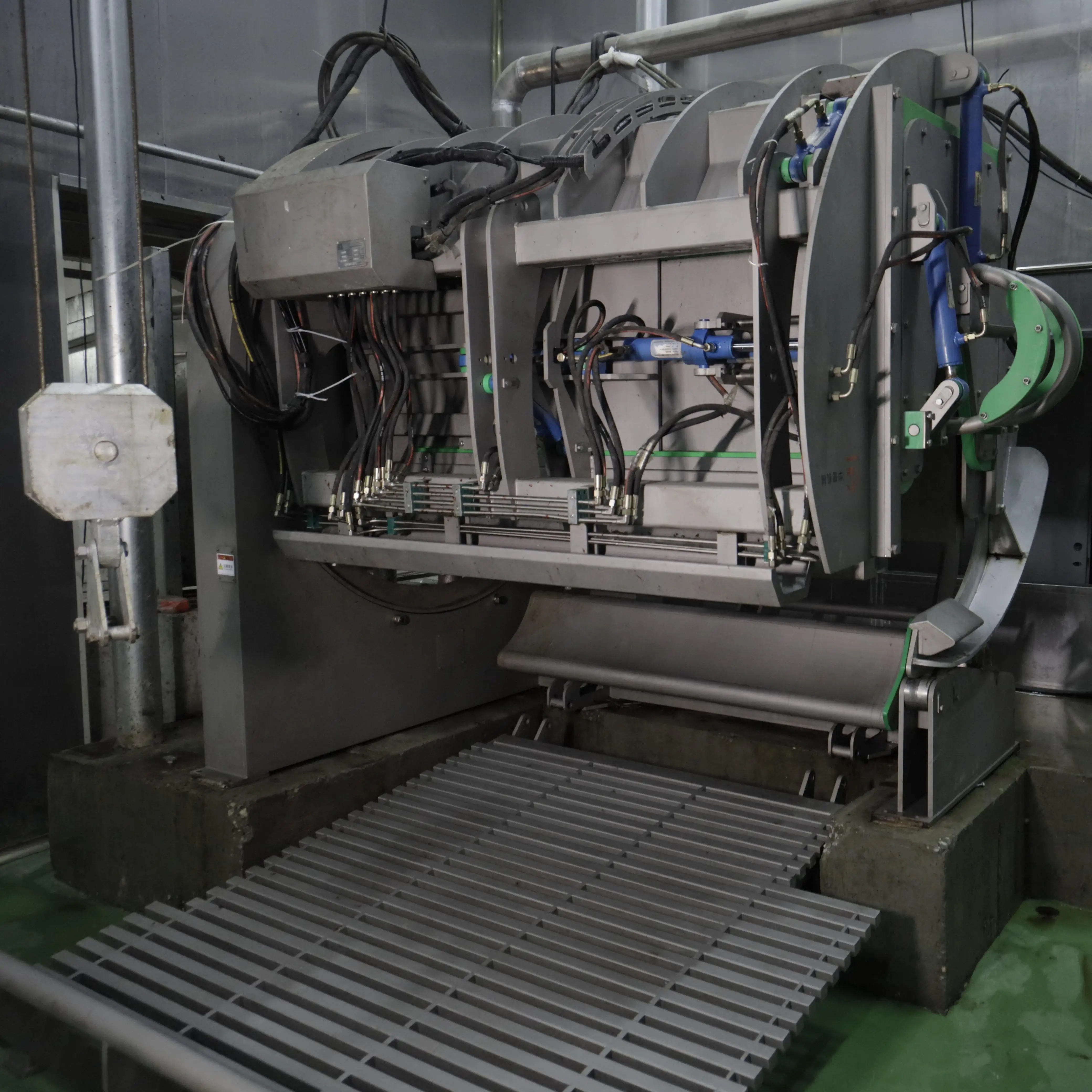 Professional pneumatic halal rotary slaughter box for humane and safe cattle processing