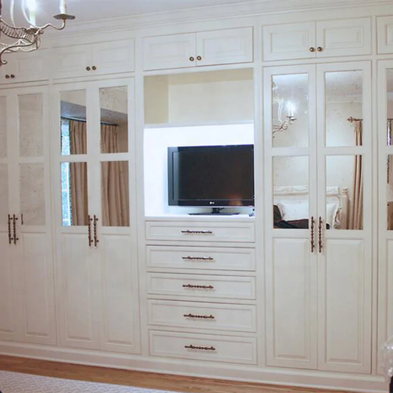 Встроенный шкаф в классическом стиле. Шкаф с телевизором в спальню. Распашной шкаф с телевизором. Светлые шкафы в гостиную. Стенка два шкафа