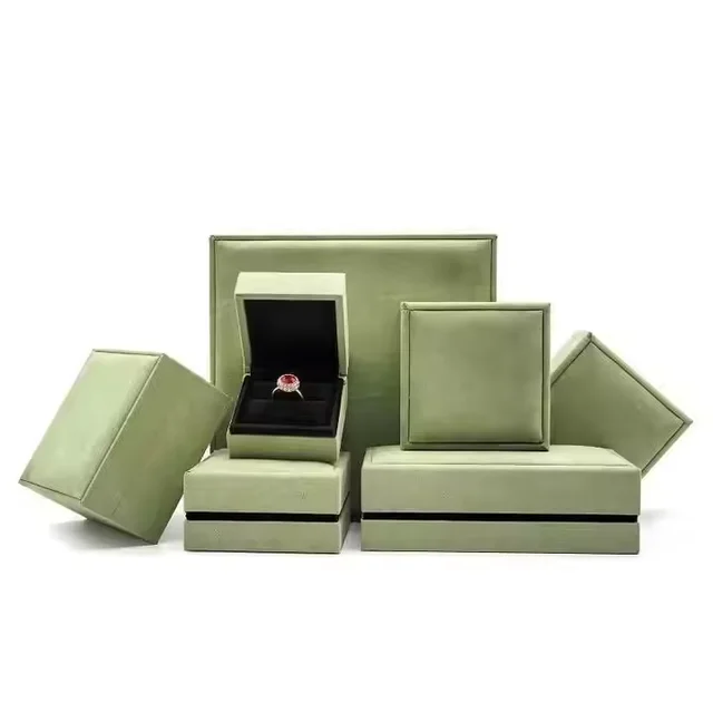 Exquisite Hot Selling Fashionable Green Velvet Jewelry Box Luxurious Velvet Packaging Ring Necklace Bracelet Customized logo