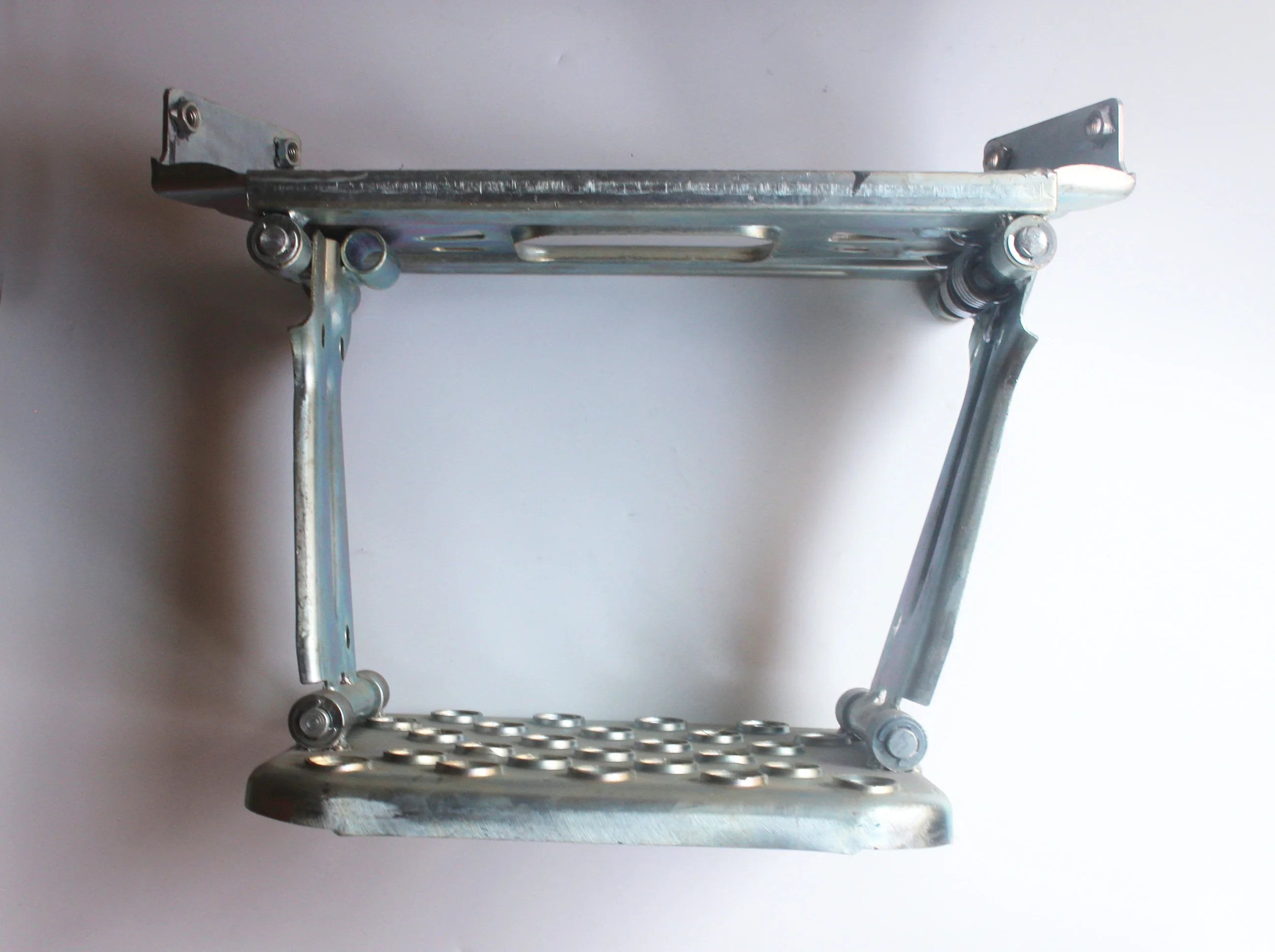 Sinotruk SITRAKC7Hスペアパーツ用右下上部車ペダル取り付け