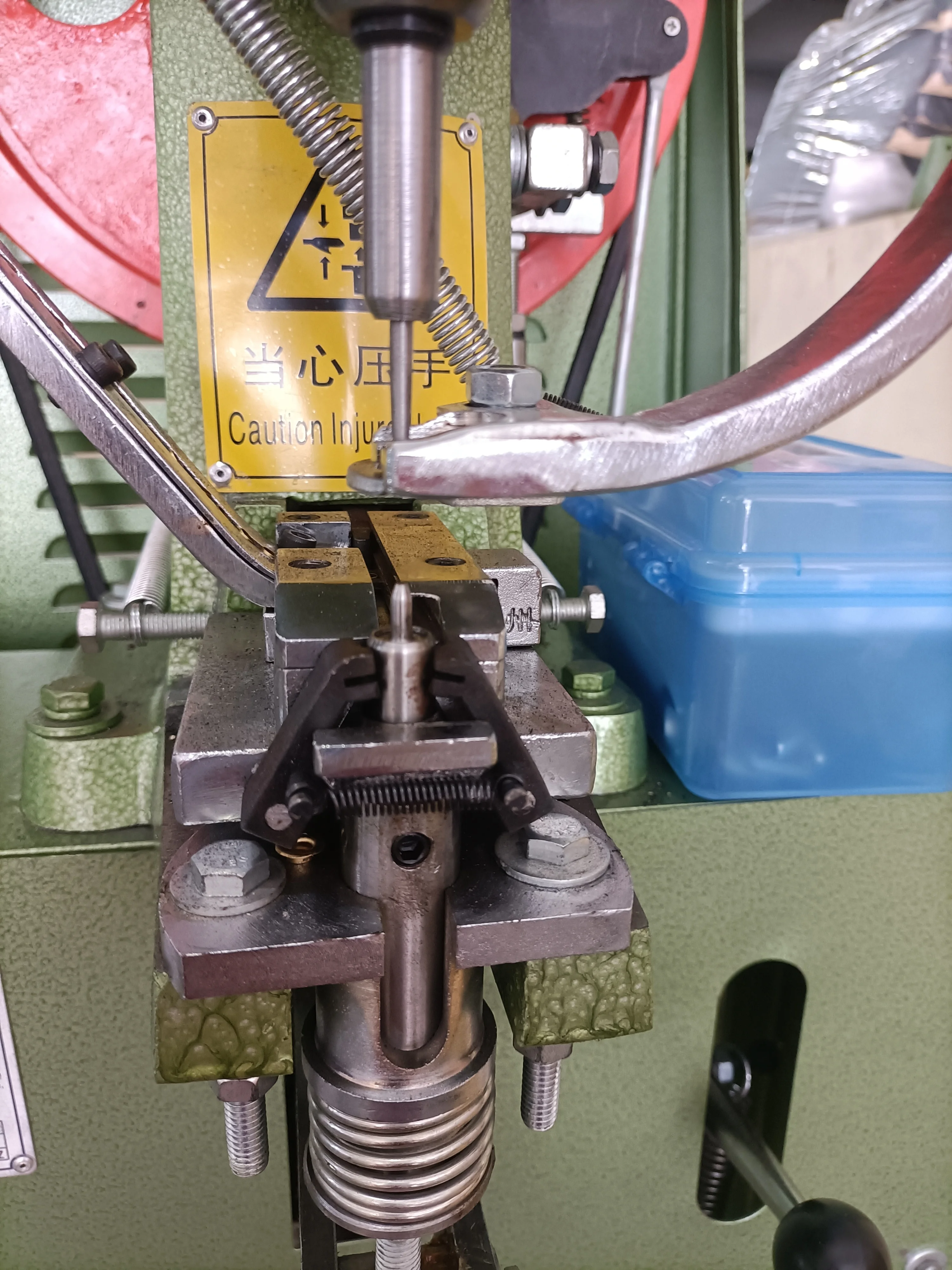 Foshan Footwear Machine Shoe Eyelet Riveting Machine Automatic Eyelet