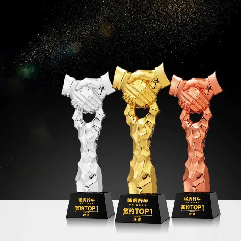 Small Bridge Wholesale of New Products Resin Handshake Trophy Award Customized Logo Handmade Welcome Gifts Crystal K9 Trophy