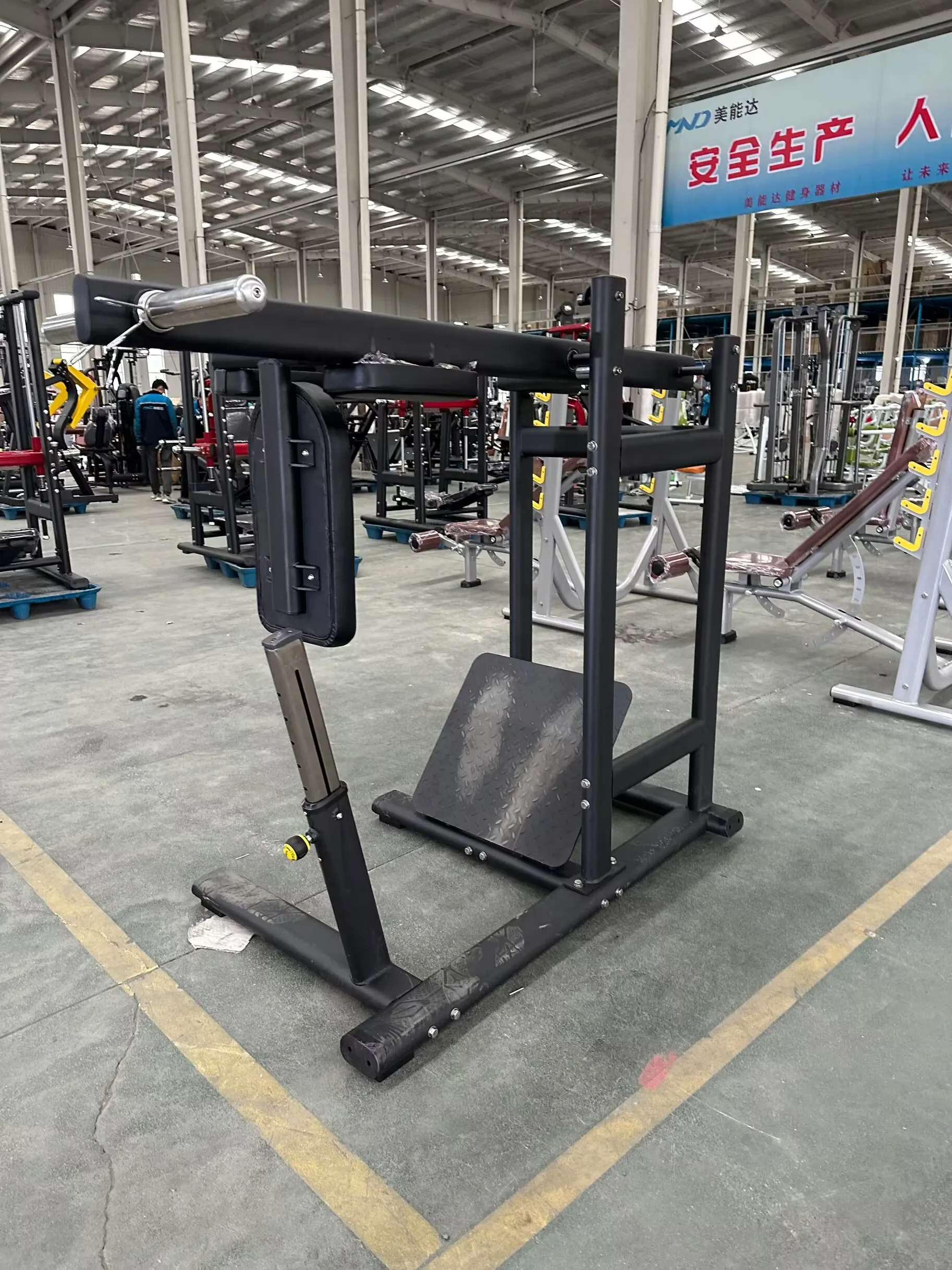 MND-PL38 Squat Machine - Strength Training Fitness Equipment