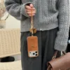 Cavallo dorato piccolo in velluto marrone con guscio singolo