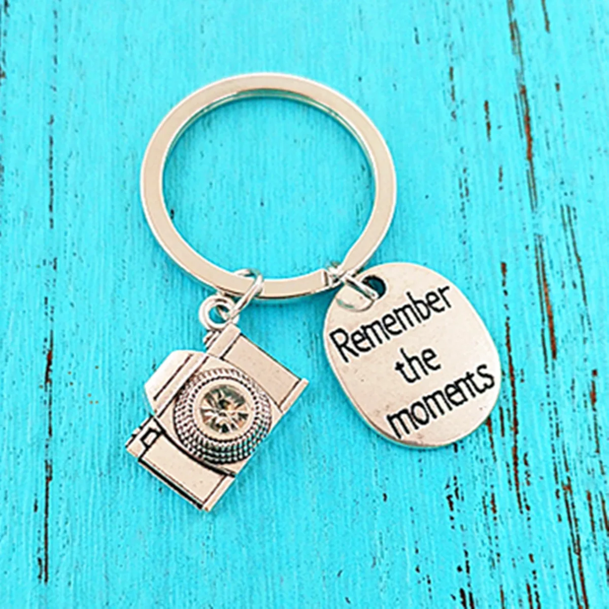 Unique Keychain Camera Remember the Moment Key Rings Retro Metal Key Chains Friends Gifts Cameraman Vintage Mini Camera Keychain