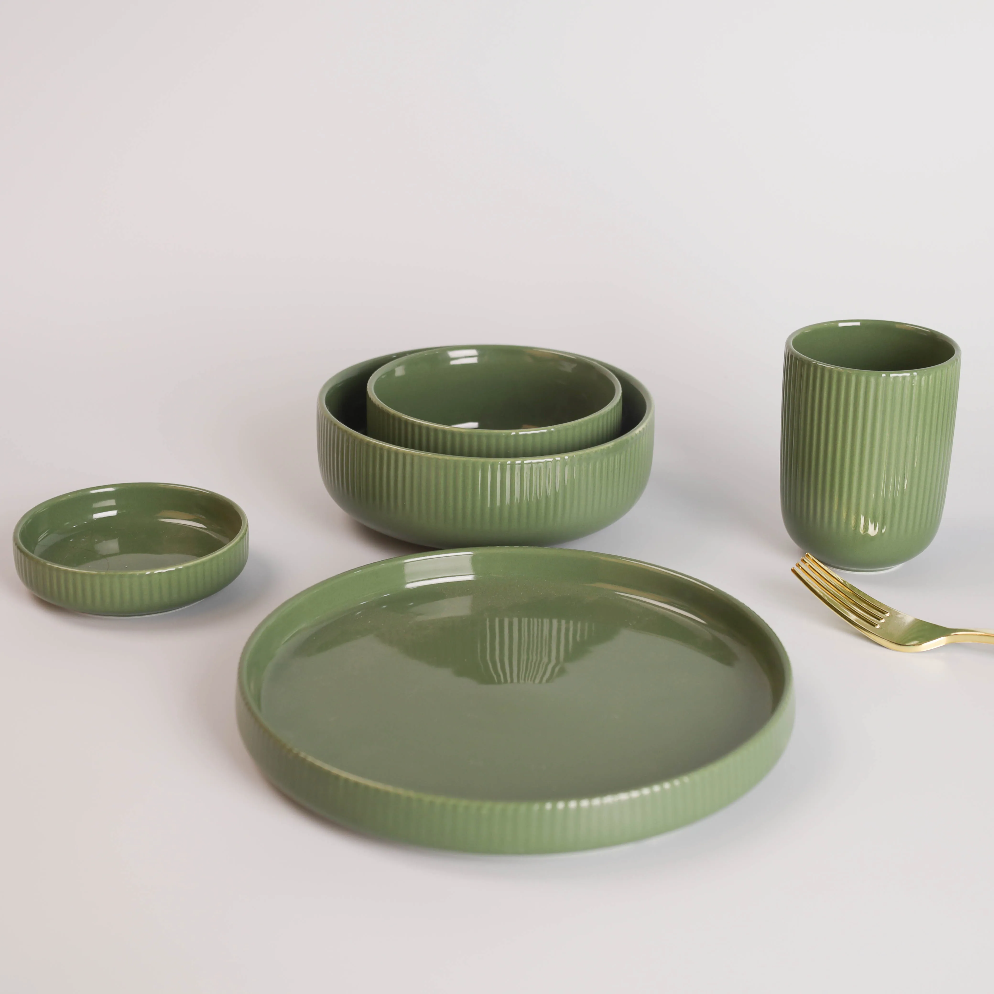 新产品家居酒店服务独特设计彩色釉面餐具套装圆形陶瓷晚餐充电板