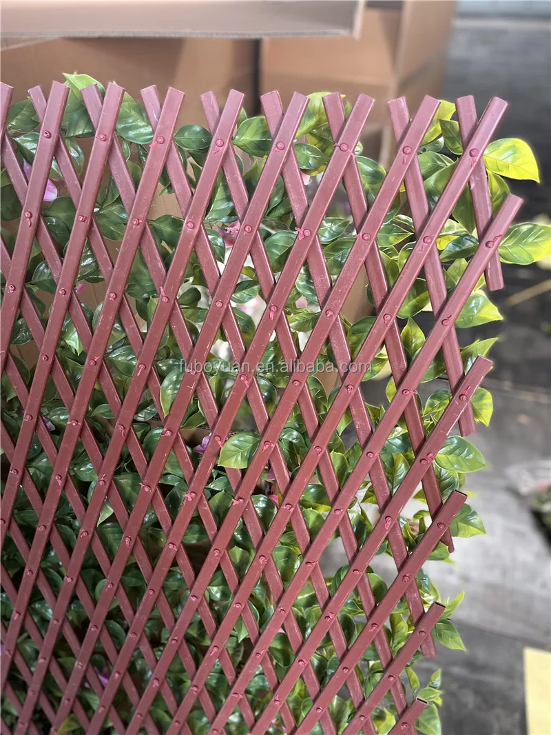 Knstliche Hecke mit Blumen und Ranken als Sichtschutz fr den Auenbereich