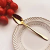 Cuchara de postre dorada con mango redondo