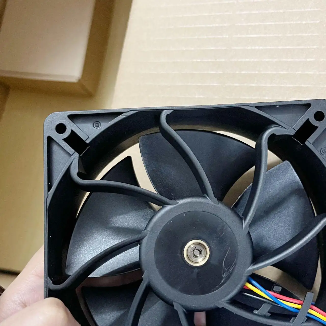 Nidec UltraFlo 6000rpm - 7000rpm 12v 3A 4ピン120x120x38 mm