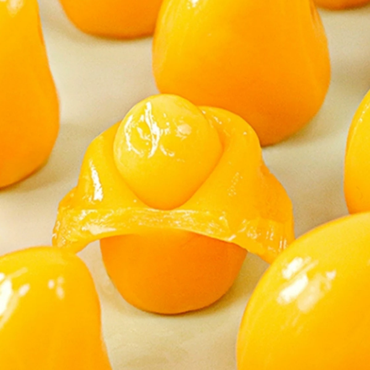 Factory Direct Sale Halal/kosher Certification 4D mango Peeled Gummy Jelly Soft Candy Bonbons
