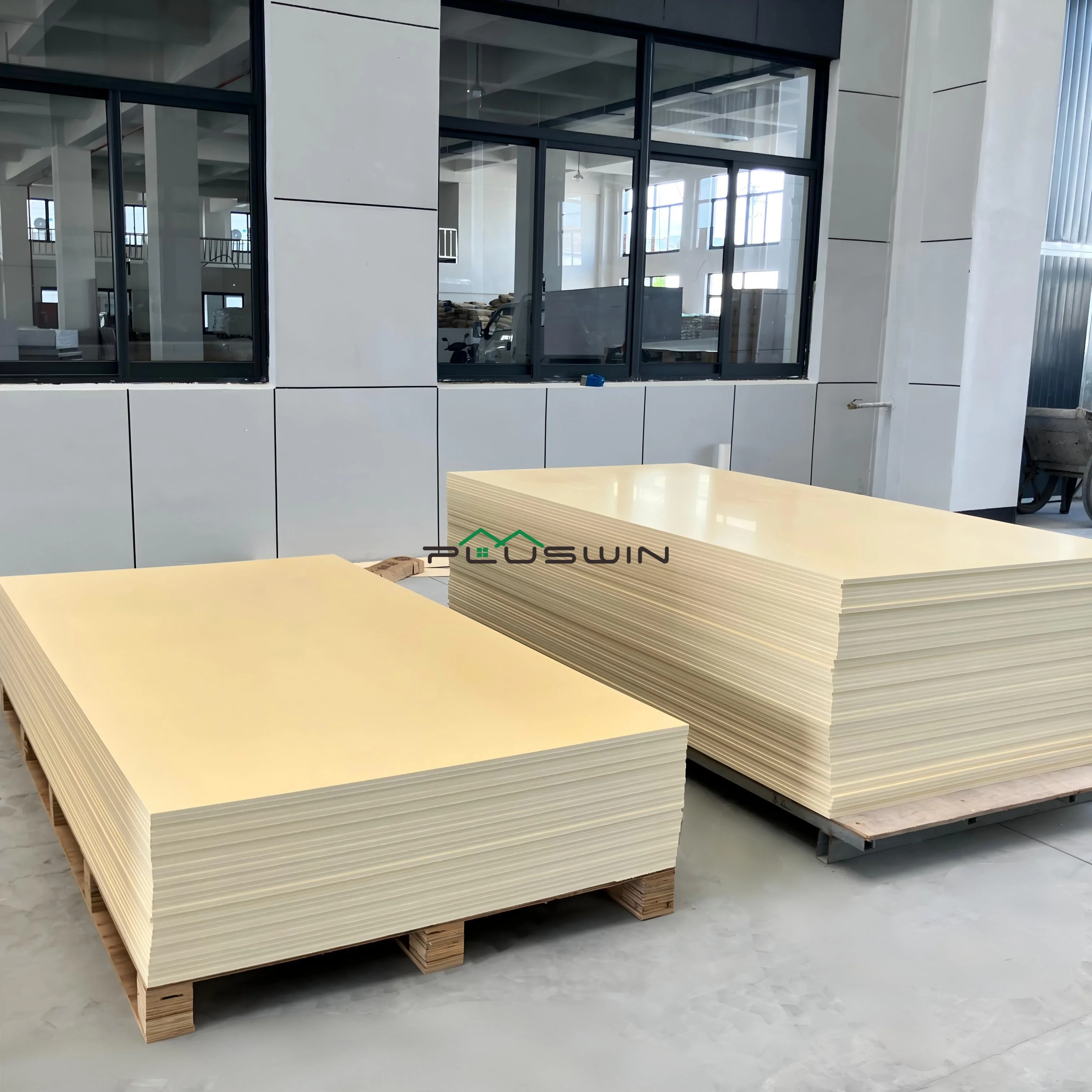لوحة رغوية صلبة من WPC مقاس 1200×2400 مم، مقاومة للماء، وقابلة للتخصيص حسب السماكة، وتُستخدم في الزخرفة الداخلية، وتصنيع الأثاث، ومنصات المعارض، والقطع الآلي
