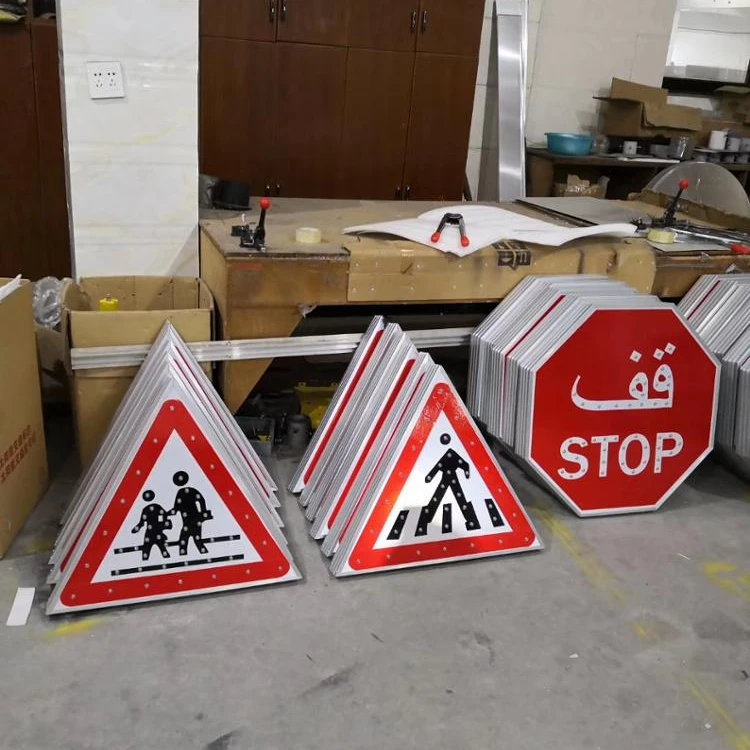 
 Дизайнерский СВЕТОДИОДНЫЙ дорожный знак на солнечной батарее  