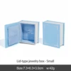 Caja de joyería pequeña con tapa azul.