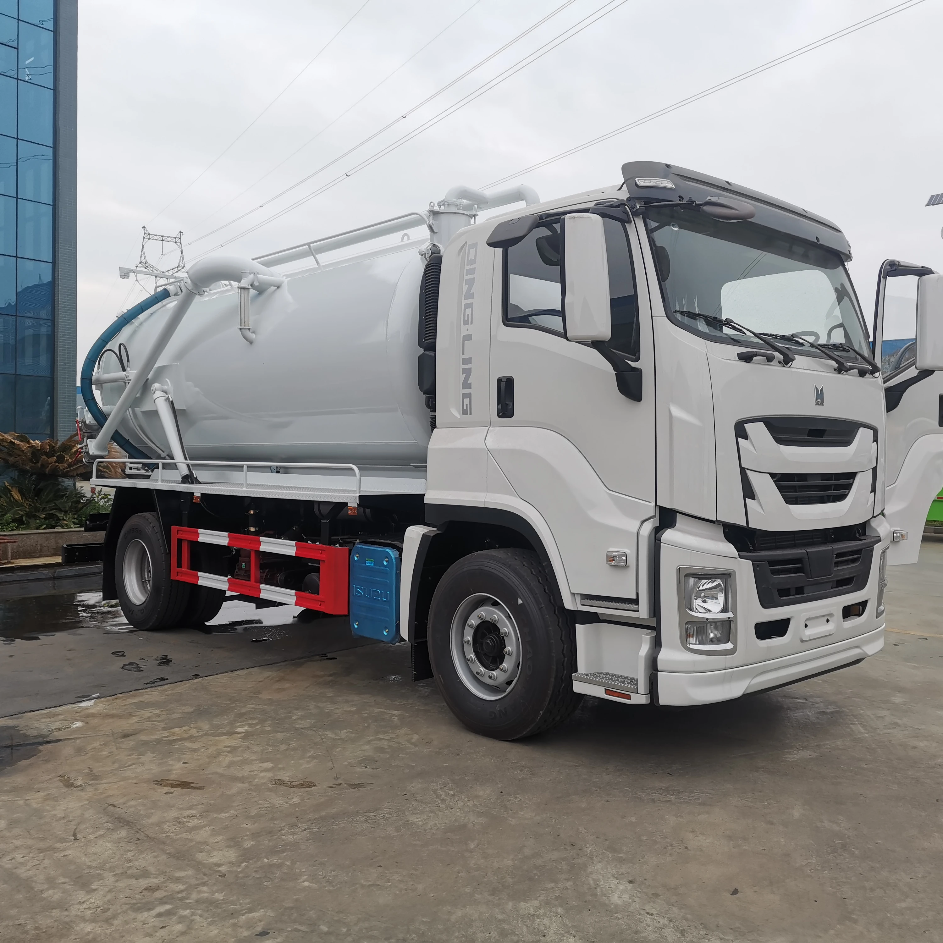 ISUZU 4x2 12000 Liter 12 Tonnen Vakuum-Schmutzwasser-Saugtanker LKW Diesel Güllefahrzeug für Sanitärleistungen Schaltgetriebe
