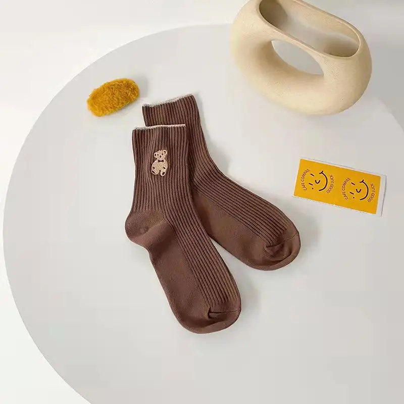 Белые хлопковые вязаные милые носки с вышивкой и логотипом, женские забавные носки с мультяшным медведем